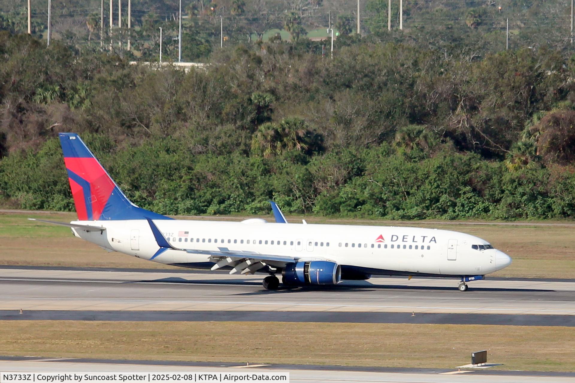 N3733Z, 2000 Boeing 737-832 C/N 30539, Delta Flight 2706 arrives on Runway 1L at Tampa International Airport following flight from Boston-Logan International Airport