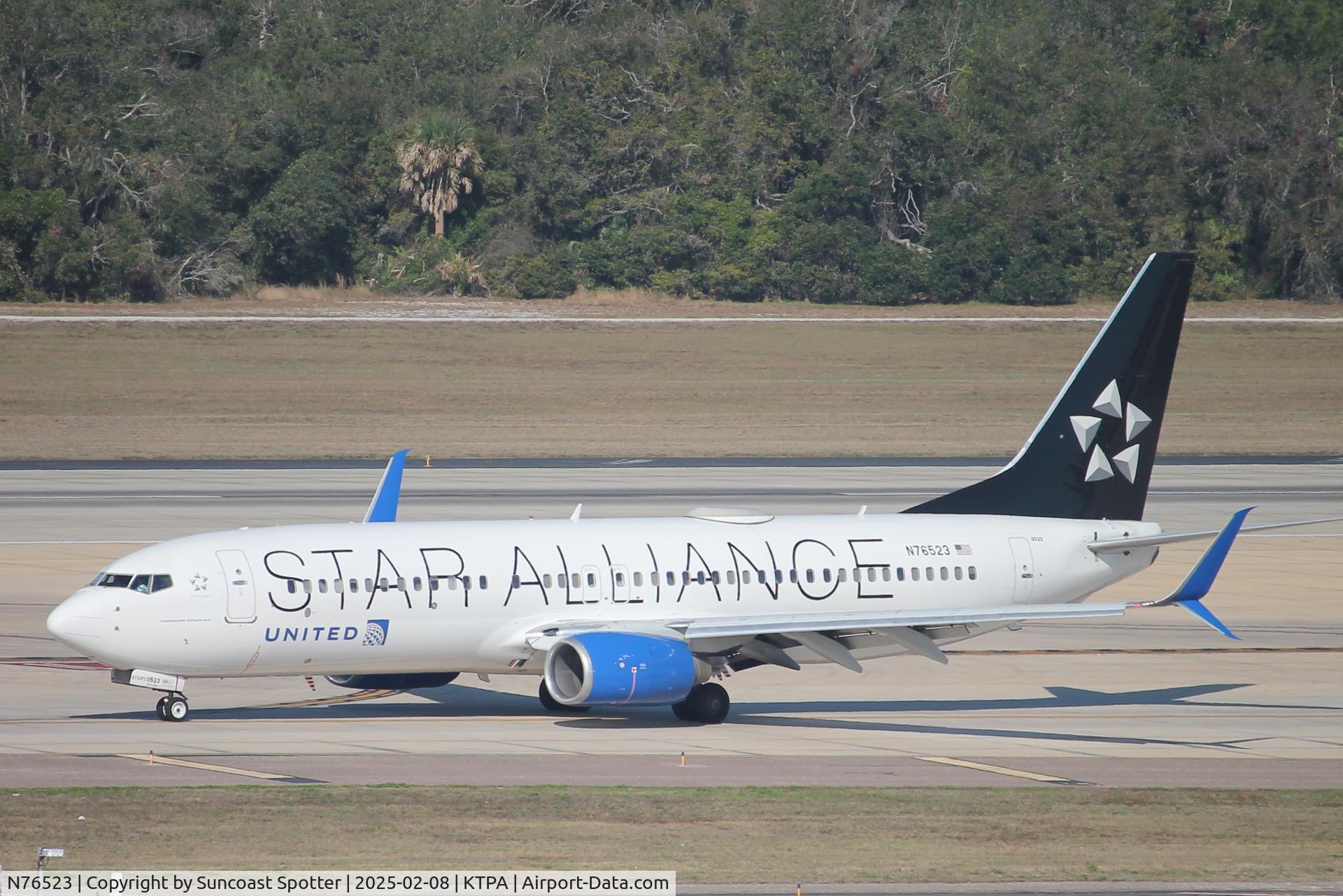 N76523, 2010 Boeing 737-824 C/N 37101, United Flight 2260 taxis to gate at Tampa International Airport following flight from Houston-Bush Intercontinental Airport