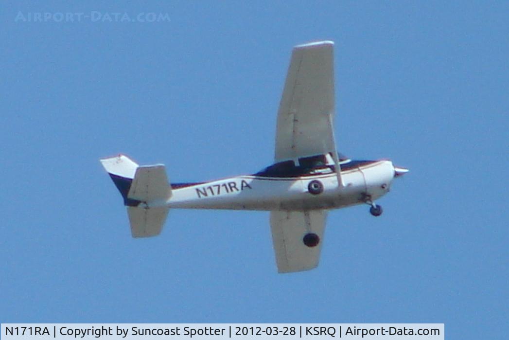 N171RA, 1999 Cessna 172S C/N 172S8237, N171RA departs Runway 14 at Sarasota-Bradenton International Airport