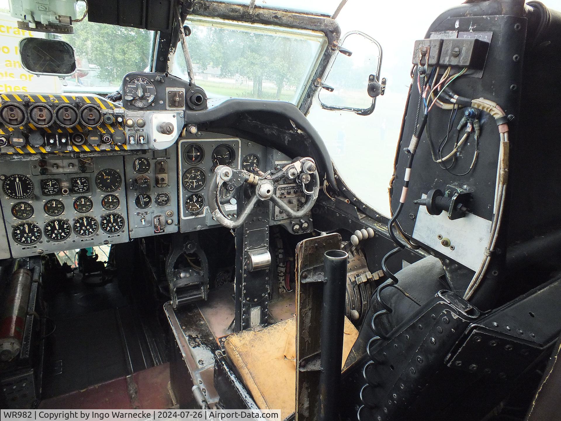 WR982, 1958 Avro 716 Shackleton MR.3/3 C/N 8106M, Avro 716 Shackleton MR3 at the Gatwick Aviation Museum, Charlwood #c