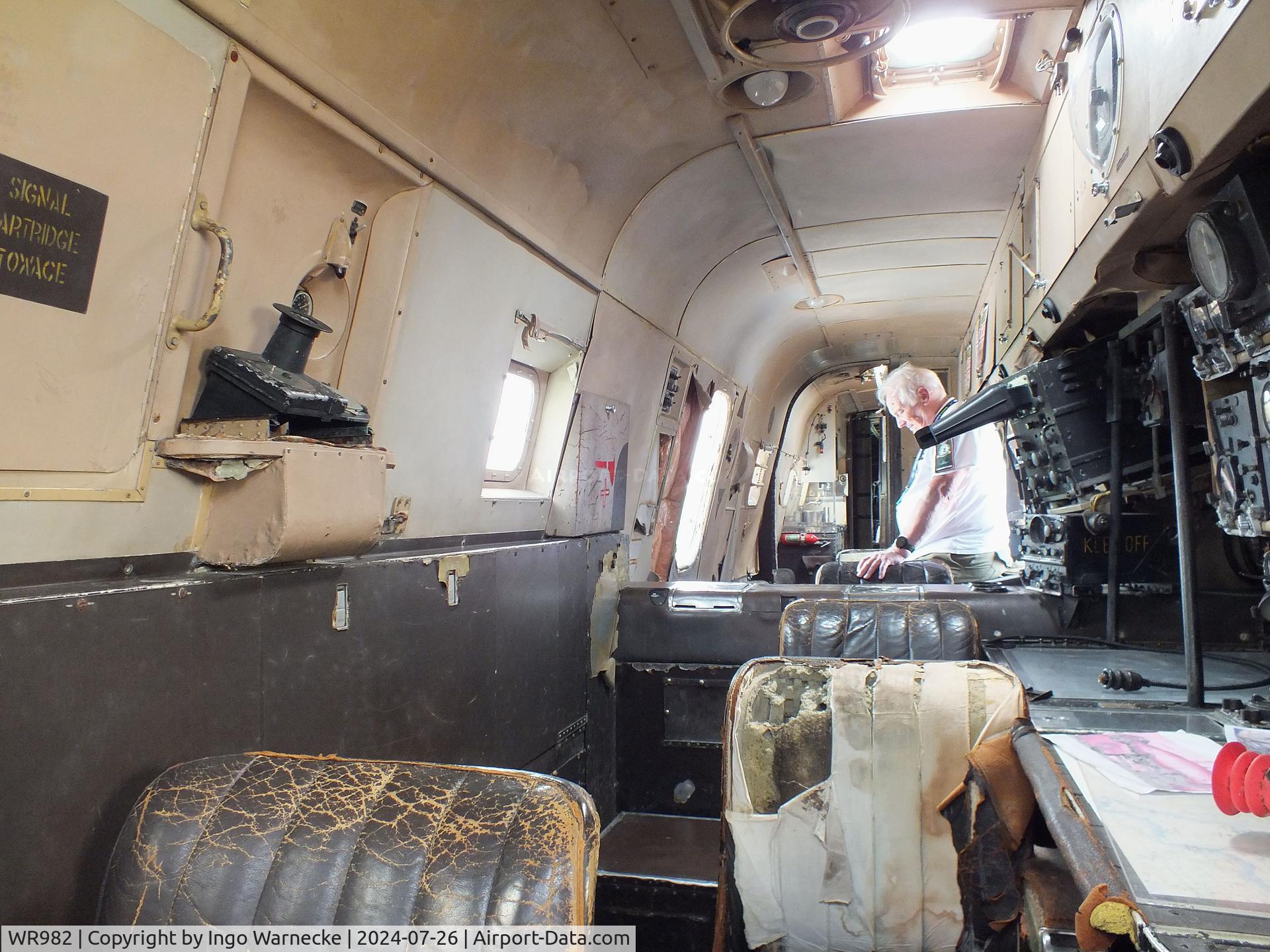 WR982, 1958 Avro 716 Shackleton MR.3/3 C/N 8106M, Avro 716 Shackleton MR3 at the Gatwick Aviation Museum, Charlwood #i