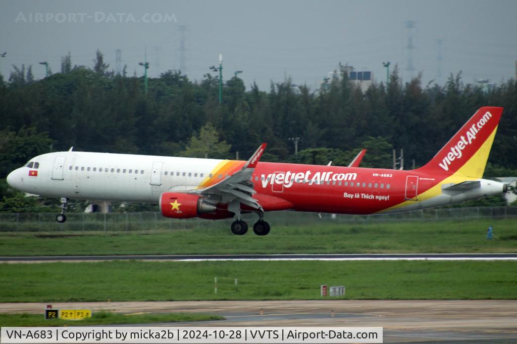 VN-A683, 2016 Airbus A321-211 C/N 7278, Landing