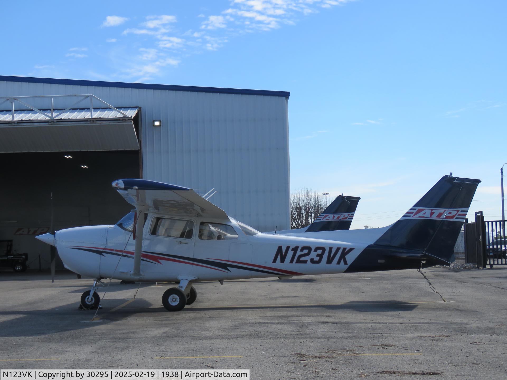 N123VK, 2006 Cessna 172S C/N 172S10121, Parked