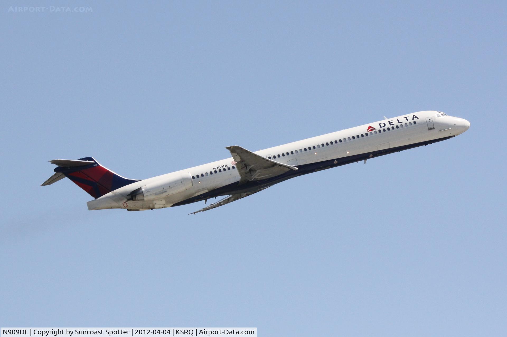 N909DL, 1987 McDonnell Douglas MD-88 C/N 49540, Delta Flight 1146 departs Runway 14 at Sarasota-Bradenton International Airport enroute to Detroit Metro-Wayne County International Airport