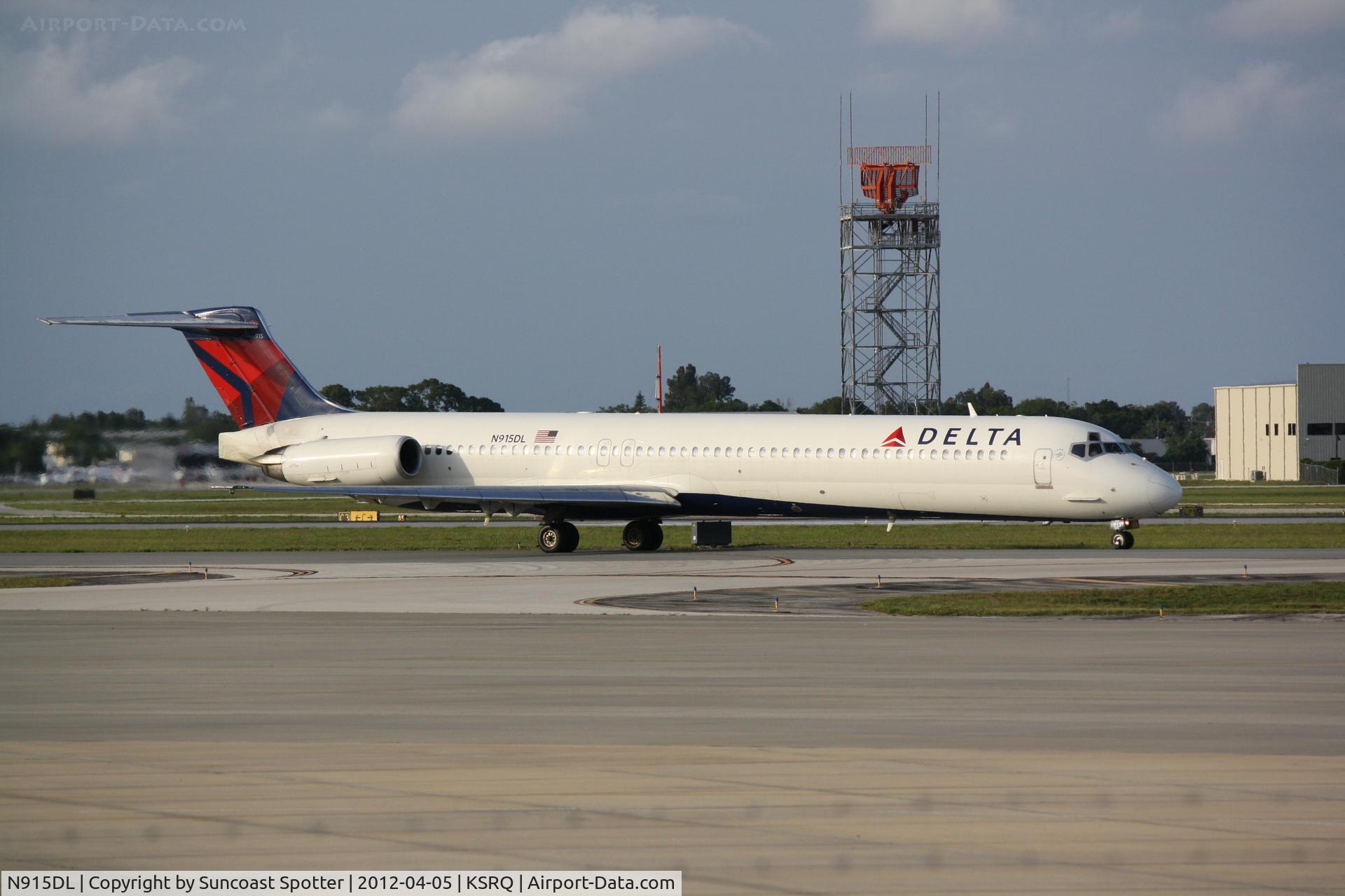N915DL, 1988 McDonnell Douglas MD-88 C/N 49546, Delta Flight 1072 taxis for departure from Sarasota-Bradenton International Airport