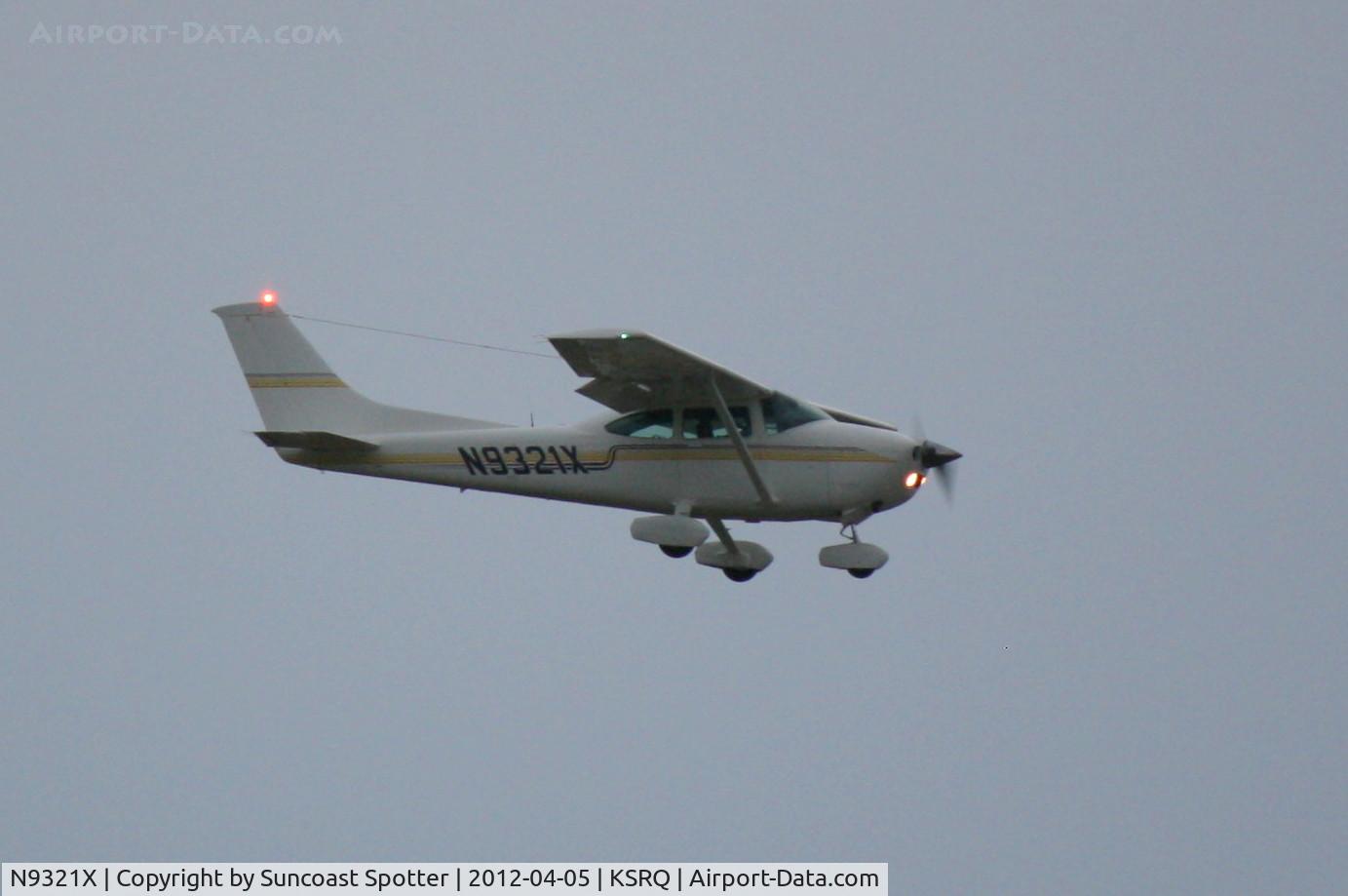 N9321X, 1985 Cessna 182R Skylane C/N 18268489, N9321X on approach to Runway 32 at Sarasota-Bradenton International Airport