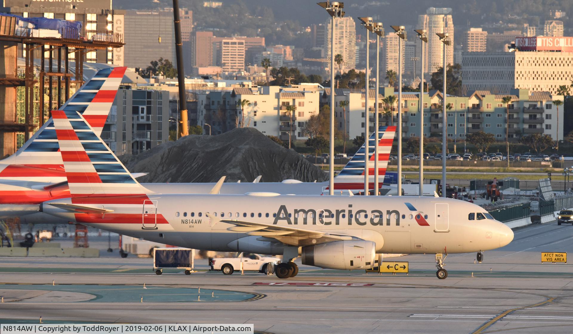 N814AW, 2000 Airbus A319-132 C/N 1281, Taxiing to gate at LAX
