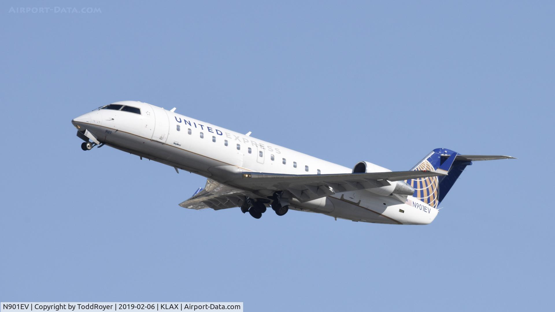 N901EV, 2002 Bombardier CRJ-200ER (CL-600-2B19) C/N 7616, Departing LAX on 25R