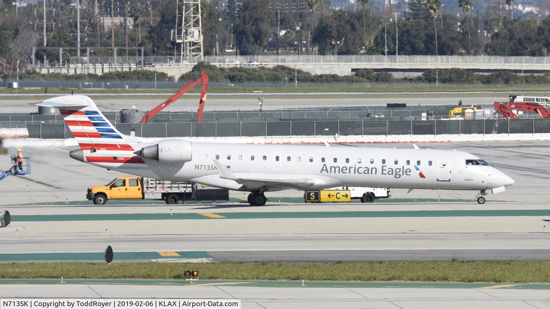 N713SK, 2004 Bombardier CRJ-701ER (CL-600-2C10) Regional Jet C/N 10174, Taxiing to gate at LAX