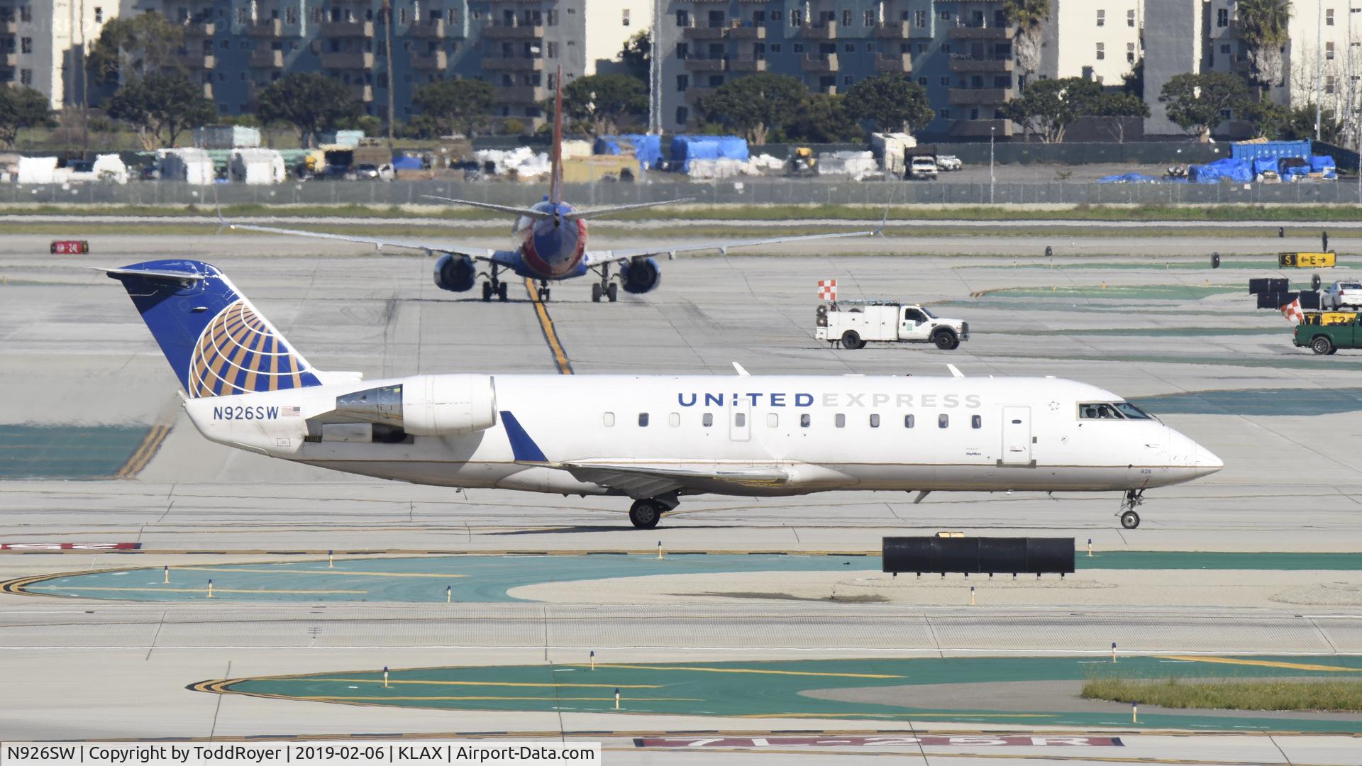 N926SW, 2002 Bombardier CRJ-200LR (CL-600-2B19) C/N 7687, Taxiing to gate at LAX