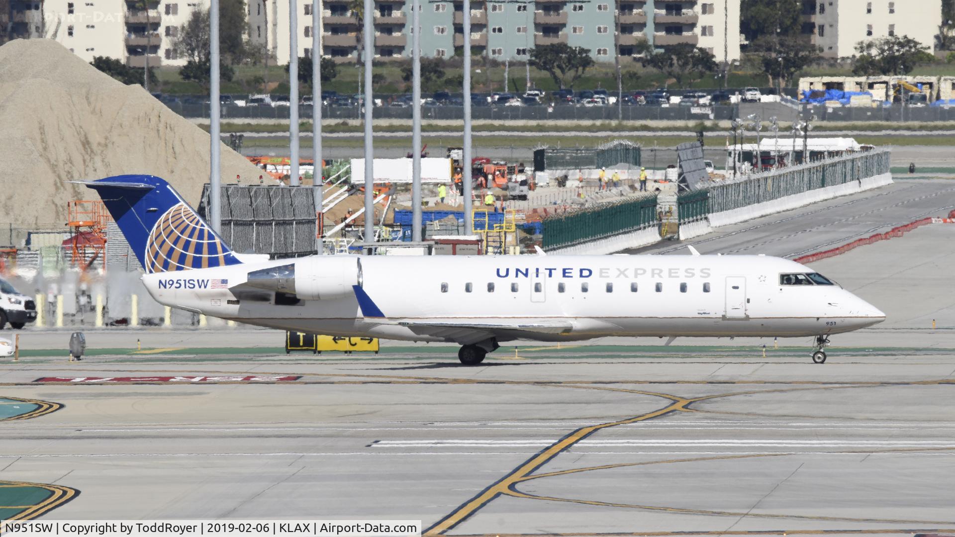 N951SW, 2003 Bombardier CRJ-200LR (CL-600-2B19) C/N 7795, Taxiing to gate at LAX