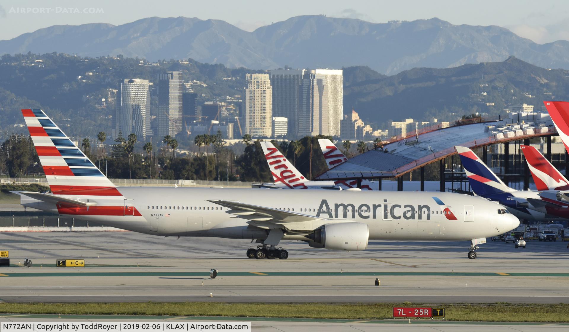 N772AN, 1999 Boeing 777-223 C/N 29580, Taxiing to gate at LAX