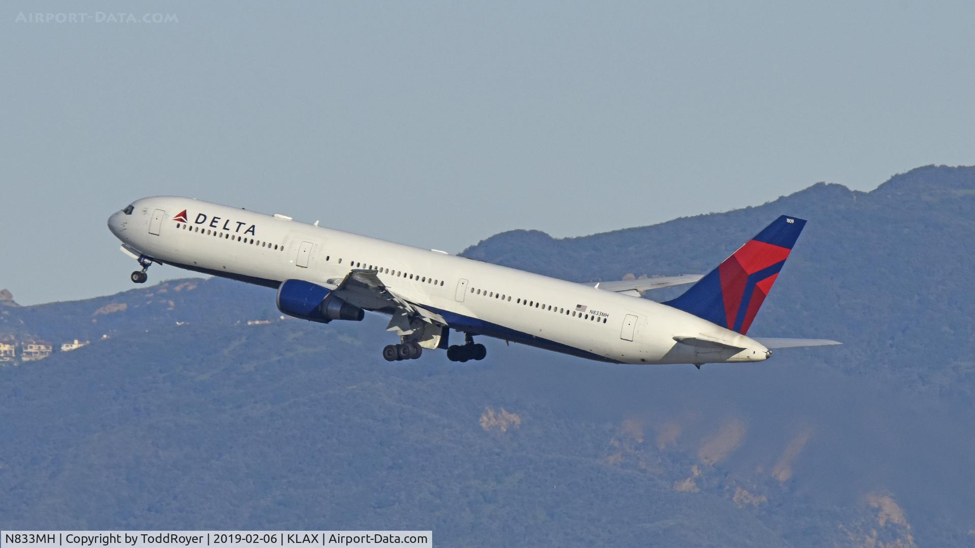 N833MH, 2000 Boeing 767-432/ER C/N 29706, Departing LAX on 24L
