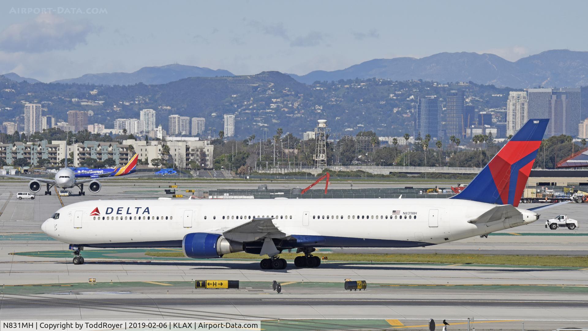 N831MH, 2000 Boeing 767-432/ER C/N 29702, Arriving at LAX on 25L