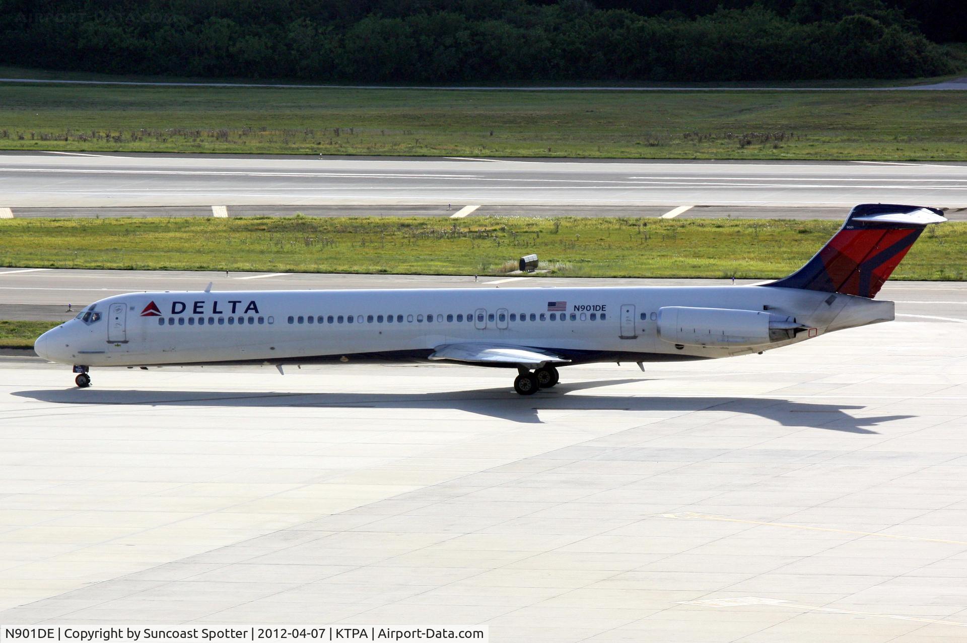 N901DE, 1992 McDonnell Douglas MD-88 C/N 53378, Delta Flight 1935 taxis for departure from Tampa International Airport