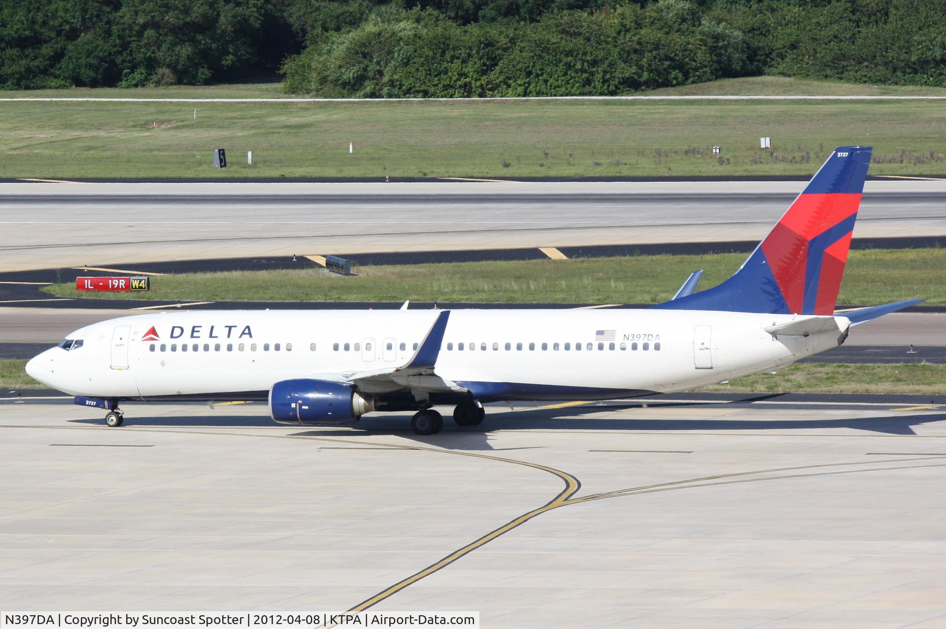 N397DA, 2000 Boeing 737-832 C/N 30537, Delta Flight 2280 taxis for departure at Tampa International Airport