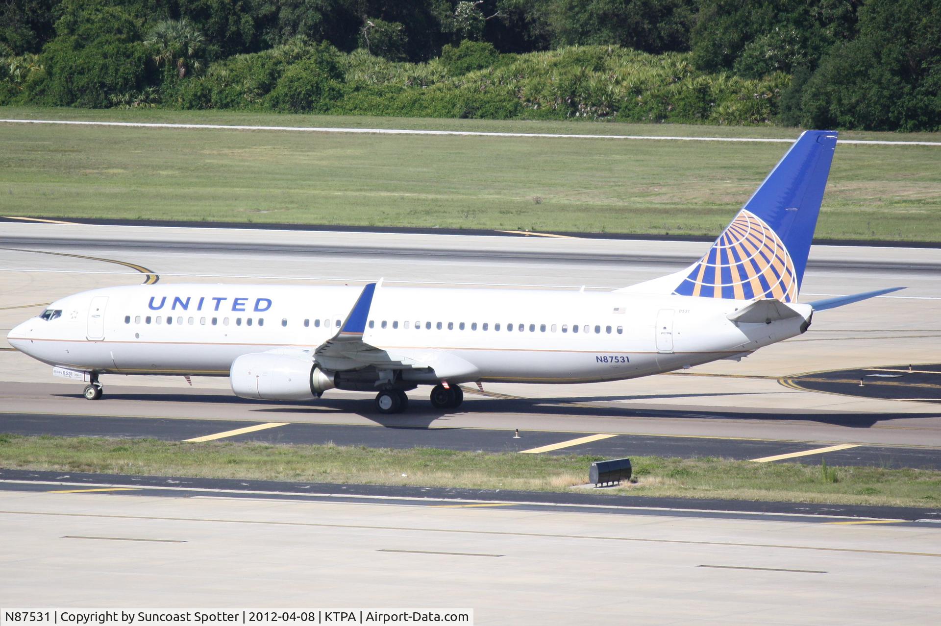 N87531, 2011 Boeing 737-824 C/N 39999, United Flight 1677 arrives on Runway 1L at Tampa International Airport following a flight from Washington-Dulles International Airport
