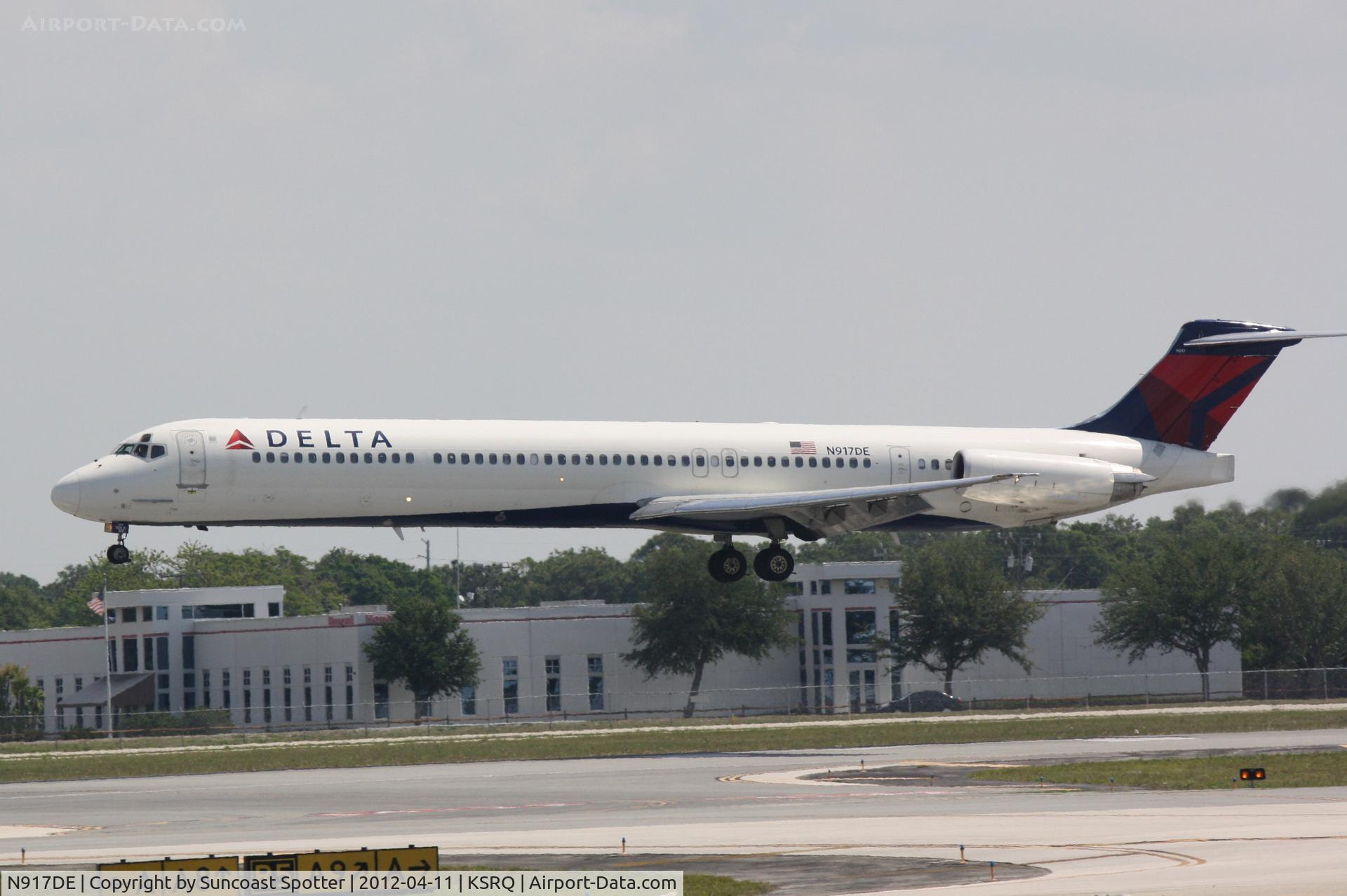 N917DE, 1993 McDonnell Douglas MD-88 C/N 49958, Delta Flight 1678 arrives on Runway 32 at Sarasota-Bradenton International Airport following a flight from Hartsfield-Jackson Atlanta International Airport