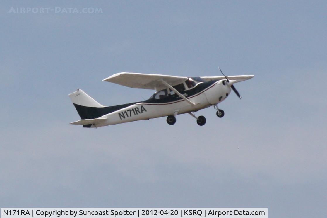 N171RA, 1999 Cessna 172S C/N 172S8237, N171RA departs Runway 14 at Sarasota-Bradenton International Airport