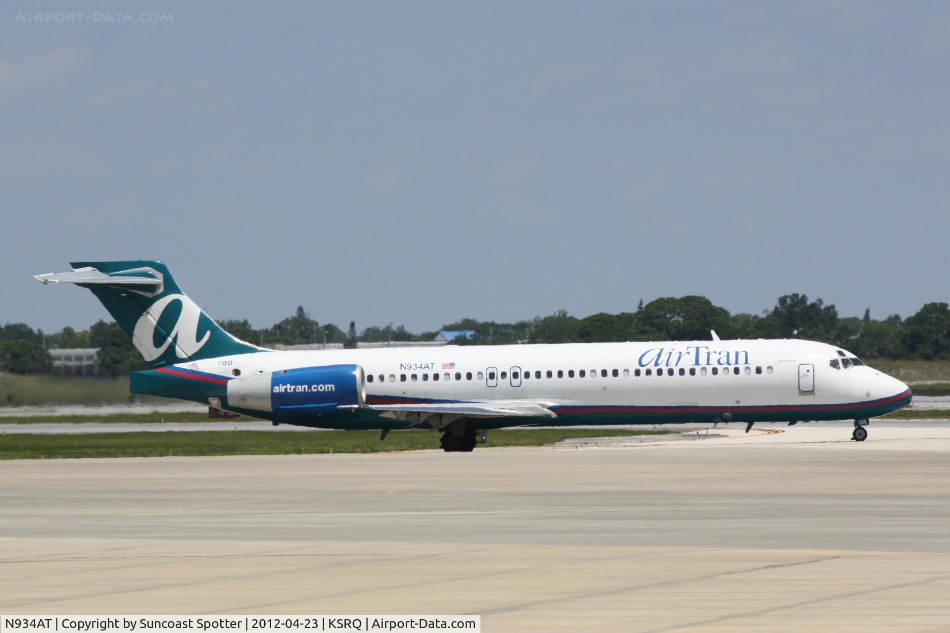 N934AT, 2000 Boeing 717-200 C/N 55070, AirTran Flight 988 taxis for departure at Sarasota-Bradenton International Airport
