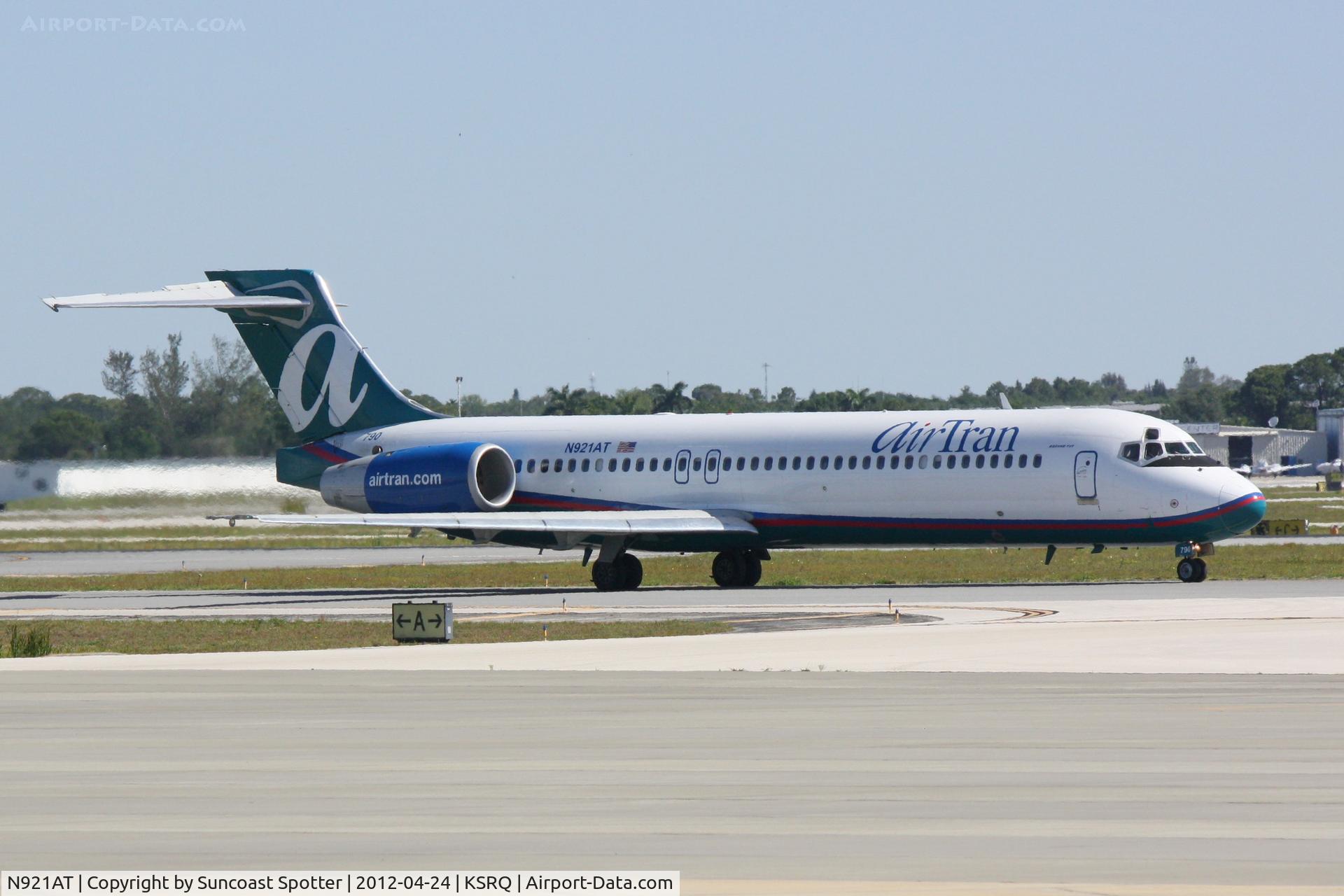 N921AT, 2000 Boeing 717-200 C/N 55082, AirTran Flight 1282 taxis for departure from Sarasota-Bradenton International Airport