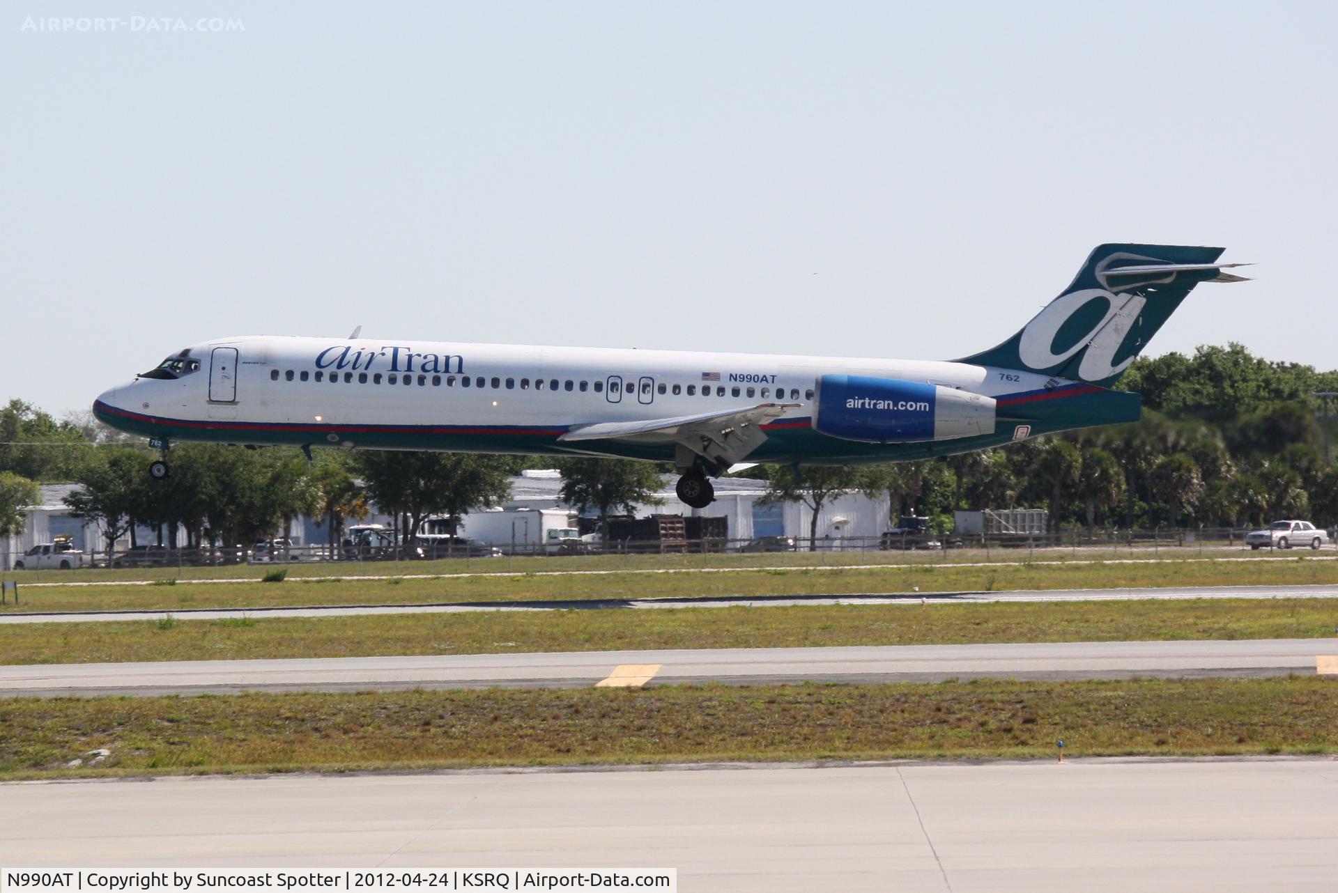 N990AT, 2001 Boeing 717-200 C/N 55134, AirTran Flight 972 arrives on Runway 32 at Sarasota-Bradenton International Airport following a flight from Hartsfield-Jackson Atlanta International Airport
