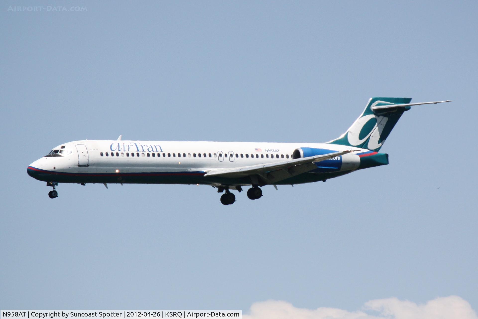 N958AT, 2001 Boeing 717-200 C/N 55020, AirTran Flight 1165 on approach to Runway 32 at Sarasota-Bradenton International Airport following a flight from Chicago-Midway International Airport
