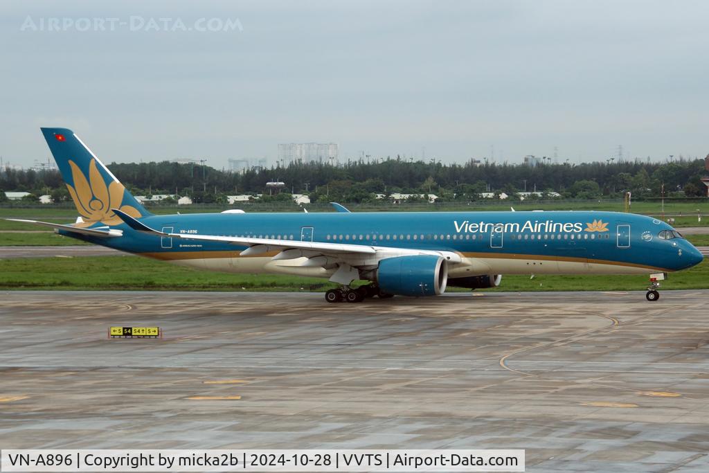 VN-A896, 2018 Airbus A350-941 C/N 192, Taxiing