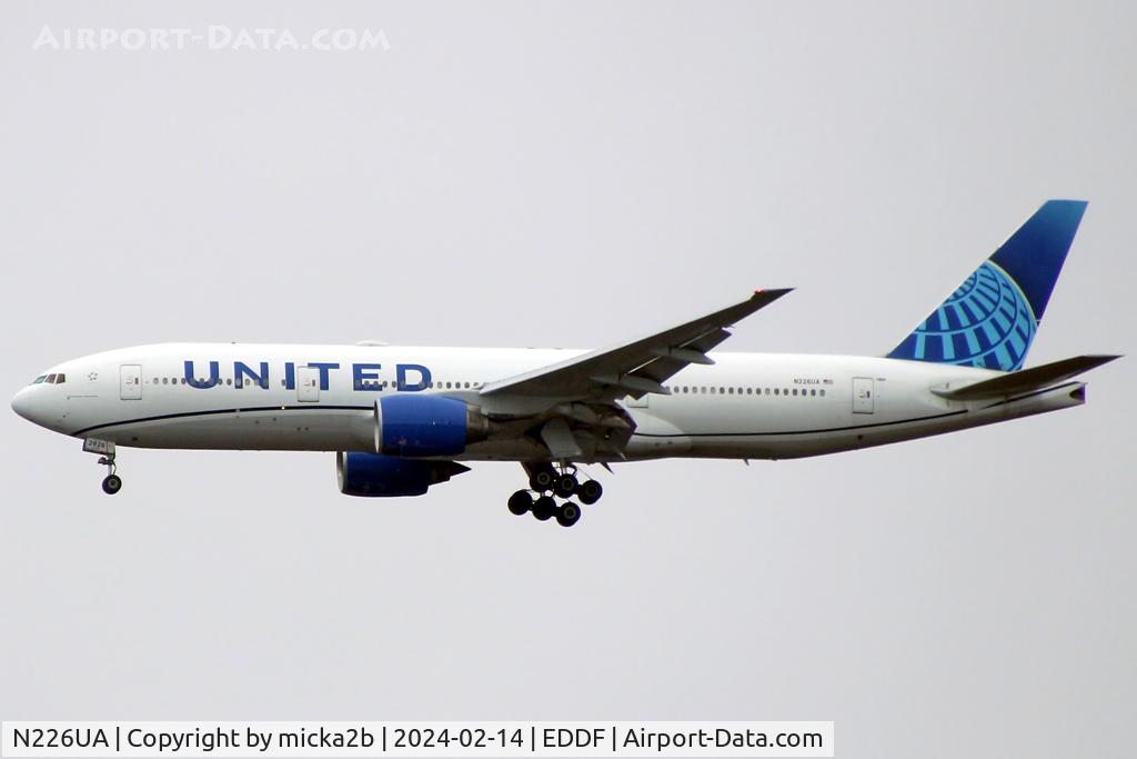 N226UA, 2002 Boeing 777-222 C/N 30226, Landing