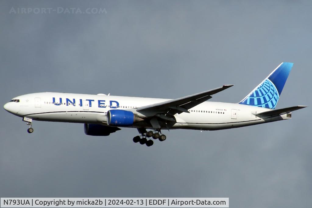 N793UA, 1997 Boeing 777-222 C/N 26946, Landing