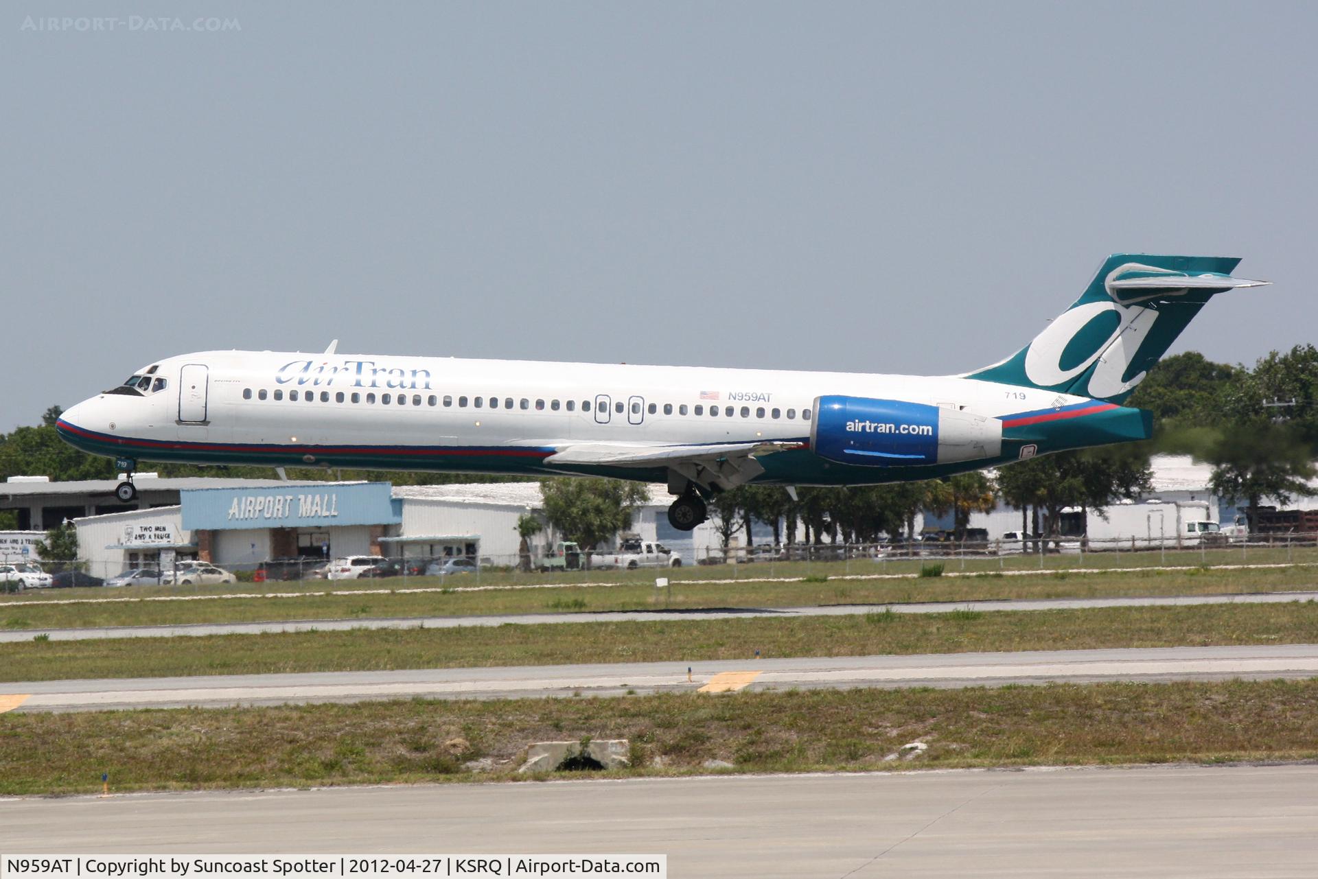 N959AT, 2001 Boeing 717-200 C/N 55021, AirTran Flight 1165 on approach to Runway 32 at Sarasota-Bradenton International Airport following a flight from Chicago-Midway International Airport