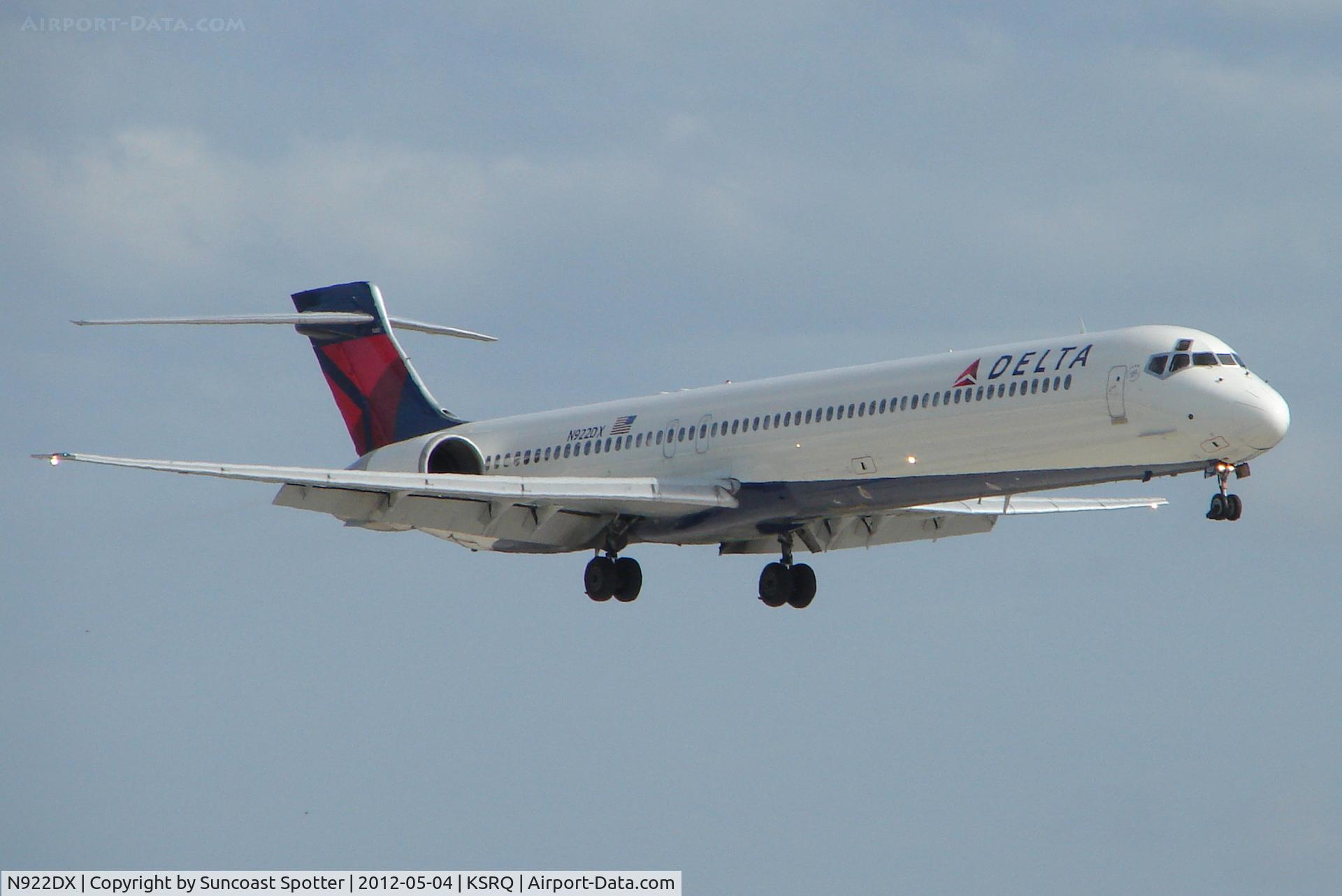 N922DX, 1997 McDonnell Douglas MD-90-30 C/N 53584, Delta Flight 2298 on approach to Runway 32 at Sarasota-Bradenton International Airport following a flight from Hartsfield-Jackson Atlanta International Airport