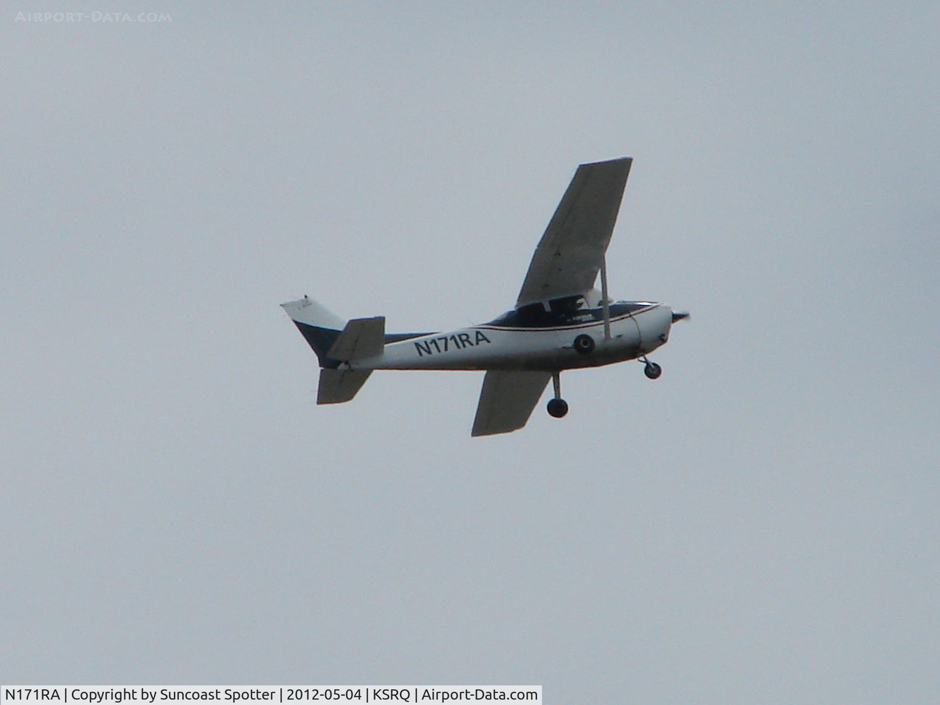 N171RA, 1999 Cessna 172S C/N 172S8237, N171RA departs Runway 14 at Sarasota-Bradenton International Airport