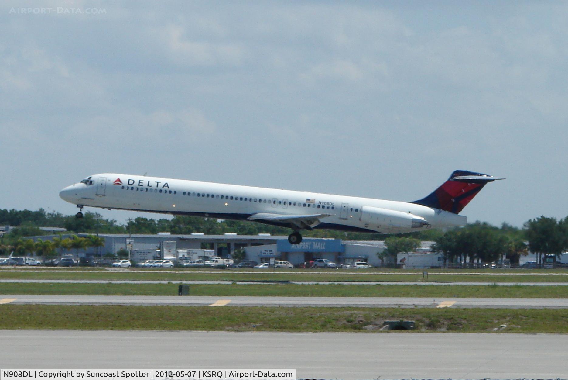 N908DL, 1987 McDonnell Douglas MD-88 C/N 49539, Delta Flight 1678 arrives on Runway 32 at Sarasota-Bradenton International Airport following a flight from Hartsfield Jackson Atlanta International Airport