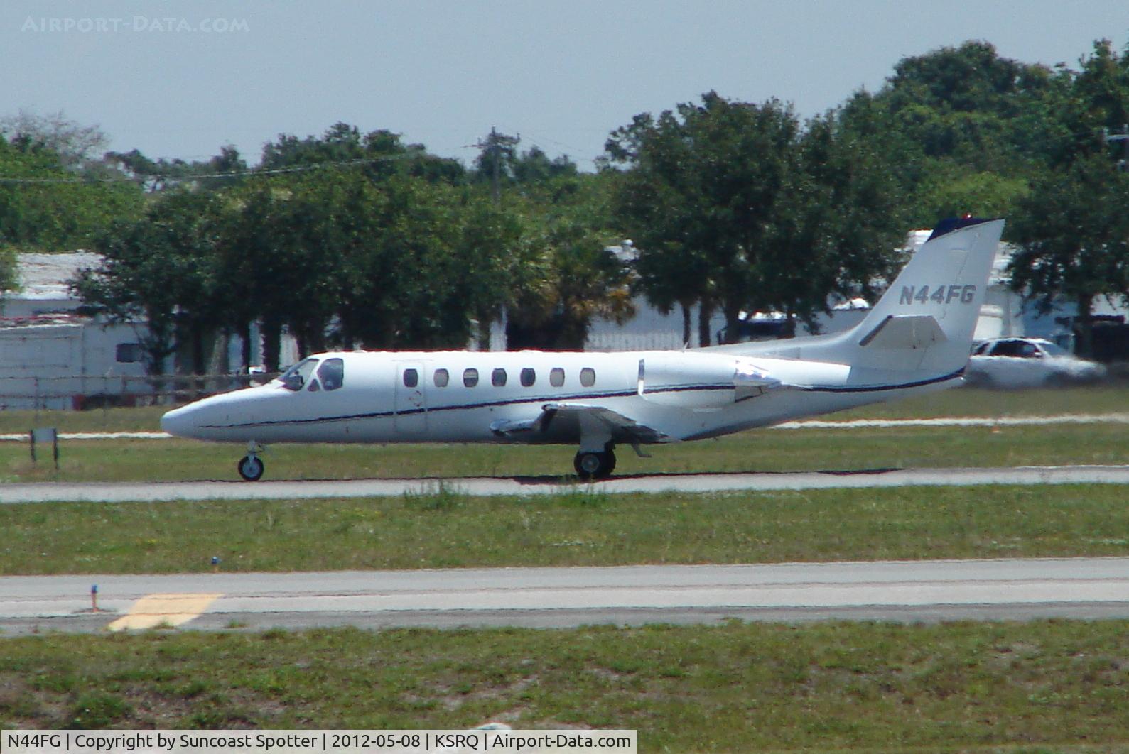 N44FG, 1998 Cessna 560 C/N 560-0470, Elite Jet Flight 44  departs Runway 32 at Sarasota-Bradenton International Airport