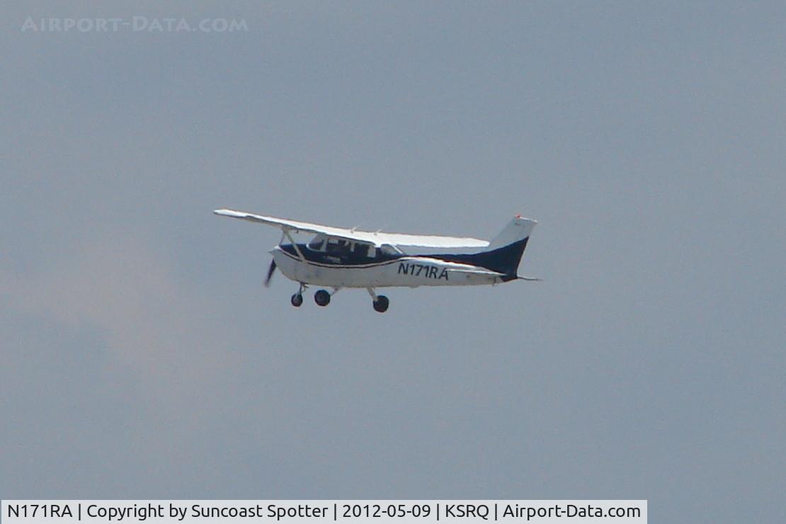 N171RA, 1999 Cessna 172S C/N 172S8237, Cessna Skyhawk - N171RA departs Runway 14 at Sarasota-Bradenton International Airport