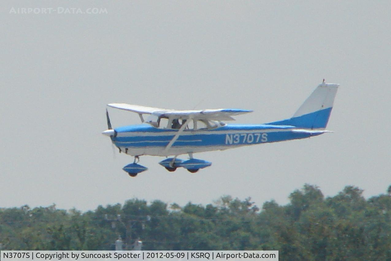 N3707S, 1963 Cessna 172E C/N 17250907, Cessna Skyhawk - N3707S arrives on Runway 32 at Sarasota-Bradenton International Airport