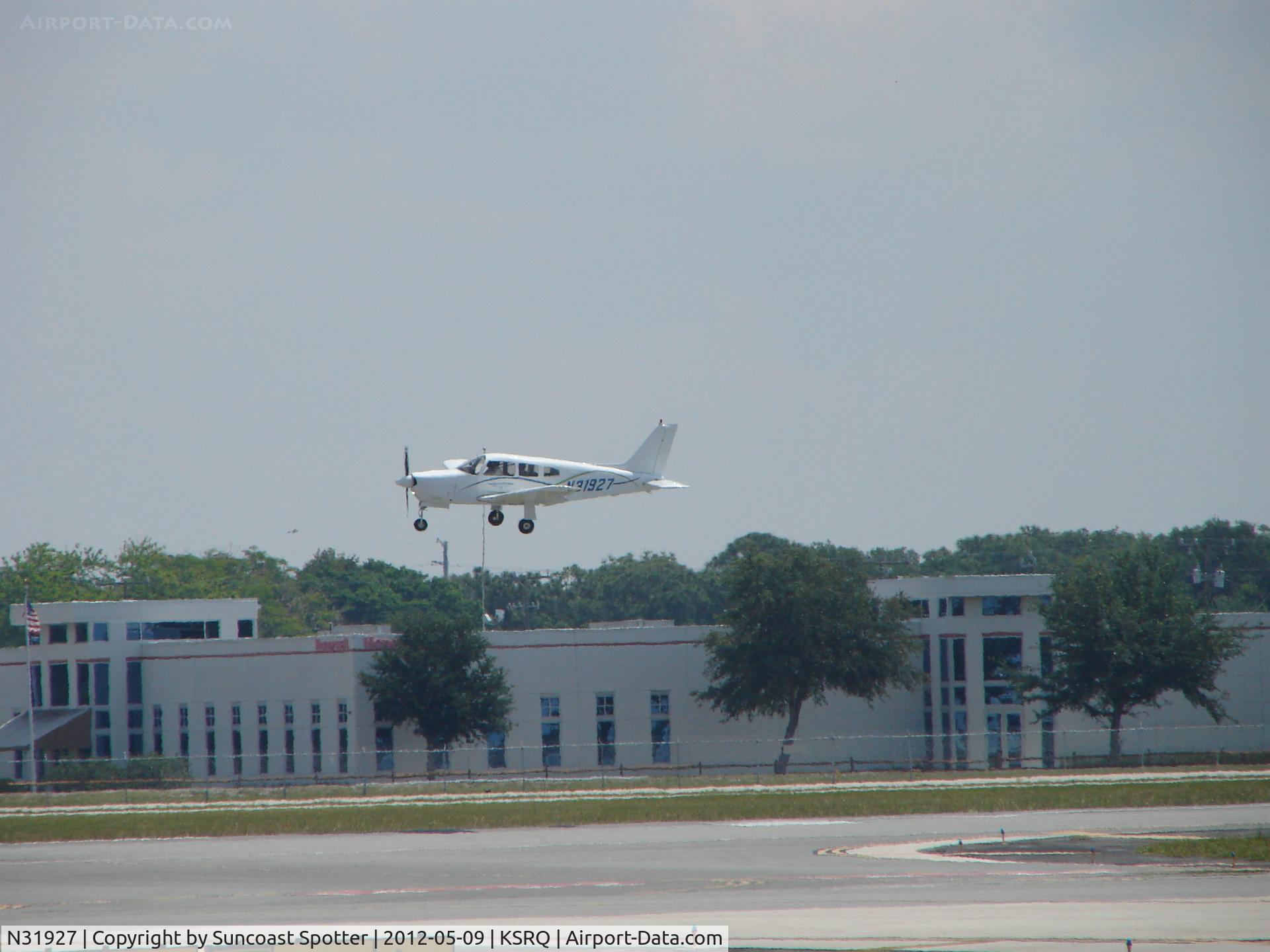 N31927, 1978 Piper PA-28R-201 Cherokee Arrow III C/N 28R-7837257, Cherokee departs SRQ
