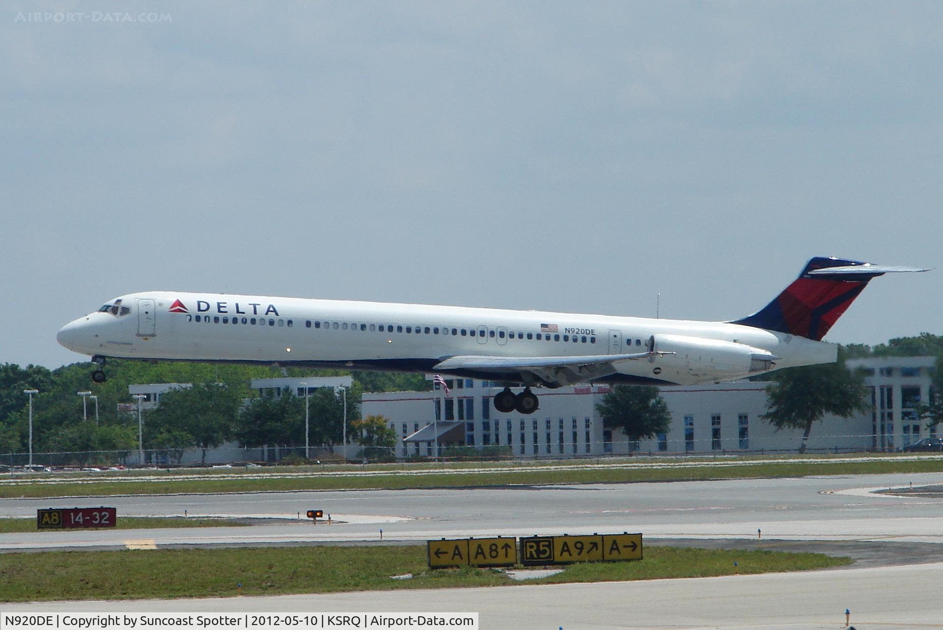 N920DE, 1993 McDonnell Douglas MD-88 C/N 53423, Delta Flight 1678 arrives on Runway 32 at Sarasota-Bradenton International Airport following a flight from Hartsfield-Jackson International Airport
