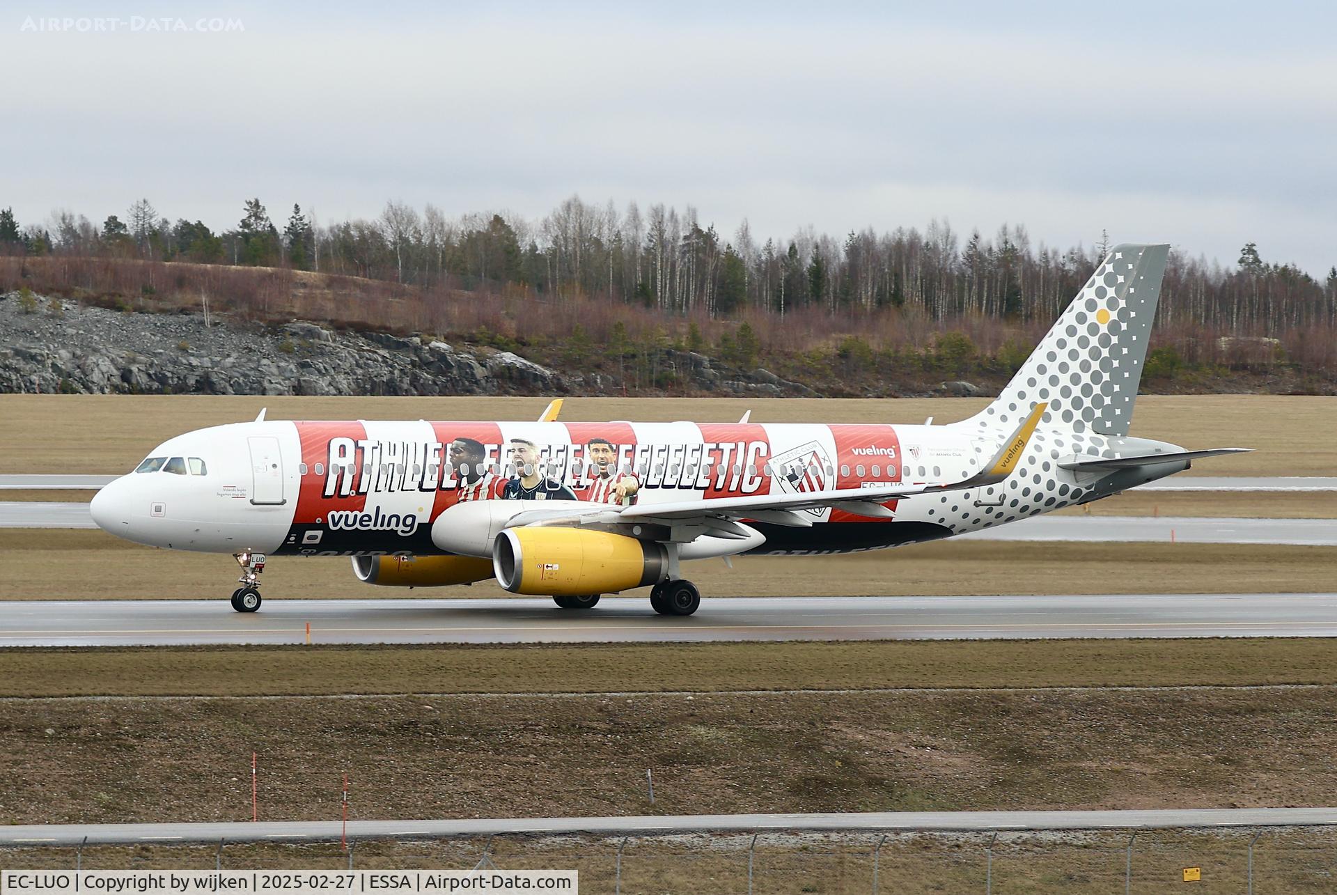 EC-LUO, 2013 Airbus A320-232 C/N 5530, Twy W