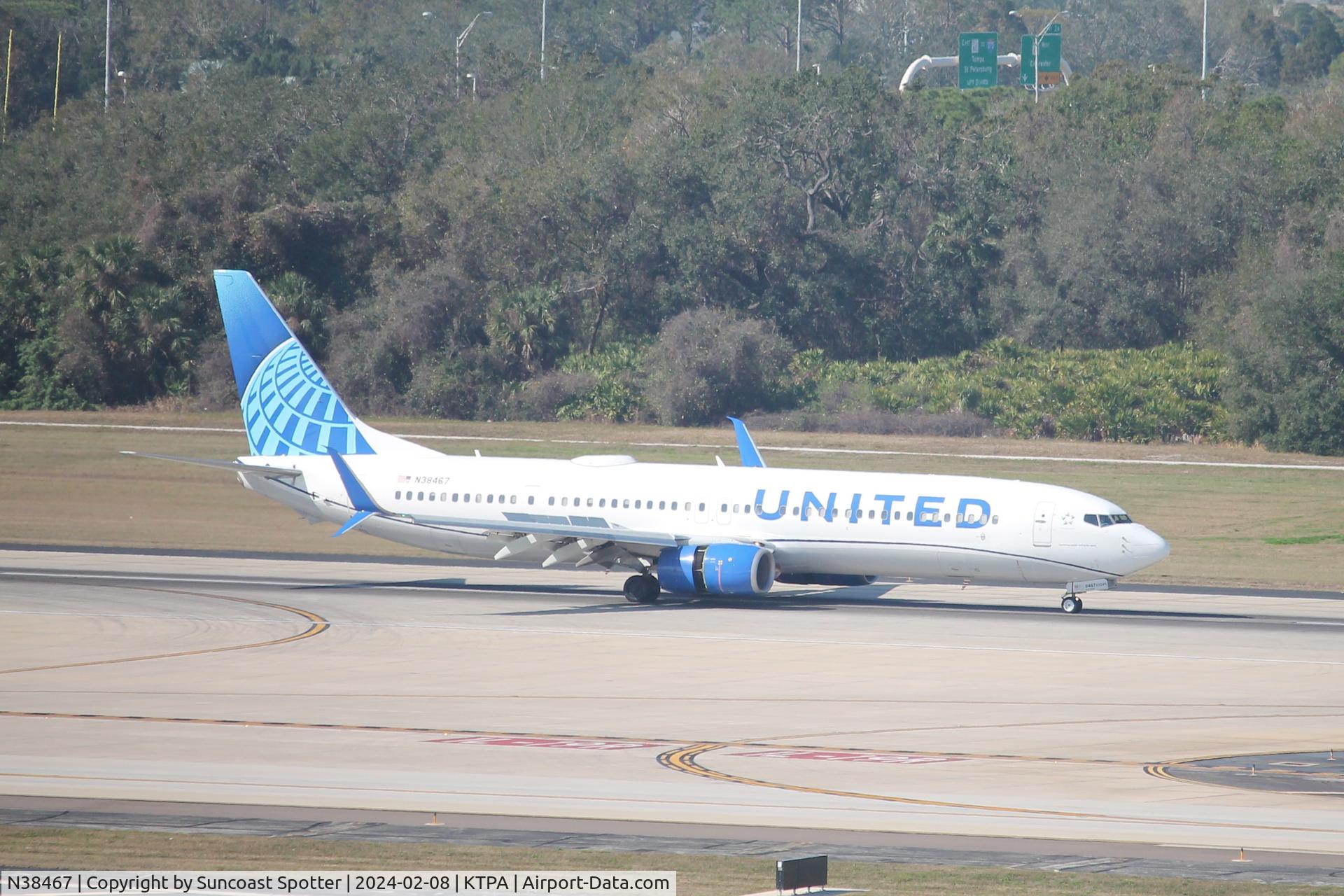 N38467, 2013 Boeing 737-924/ER C/N 33537, United Flight 683 arrives on Runway 1L at Tampa International Airport following flight from Washington-Dulles International Airport