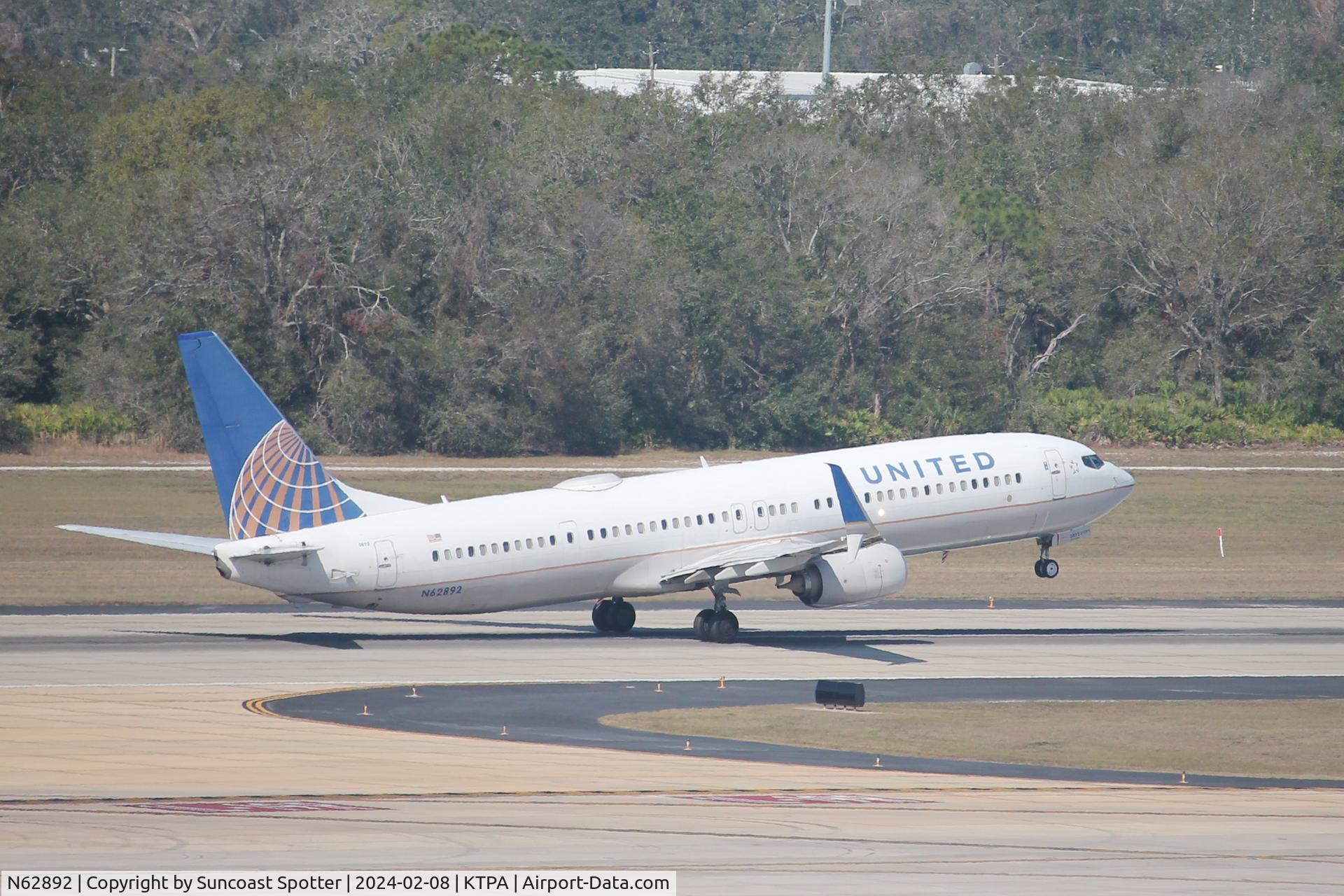 N62892, 2015 Boeing 737-924/ER C/N 42195, United Flight 1596  departs Runway 1L at Tampa International Airport enroute to Chicago-O’hare International Airport