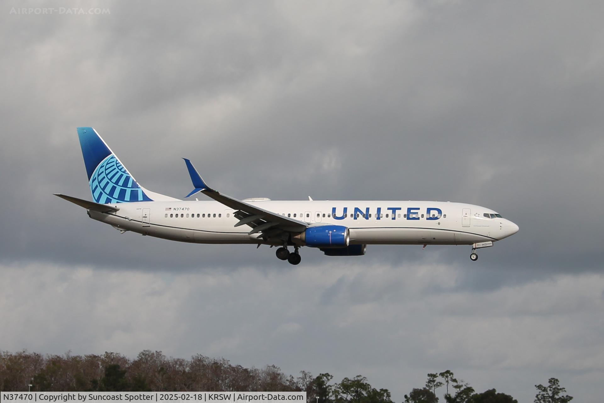 N37470, 2013 Boeing 737-924/ER C/N 37099, United Flight 2177 arrives on Runway 6 at Southwest Florida International Airport following flight from Newark-Liberty International Airport