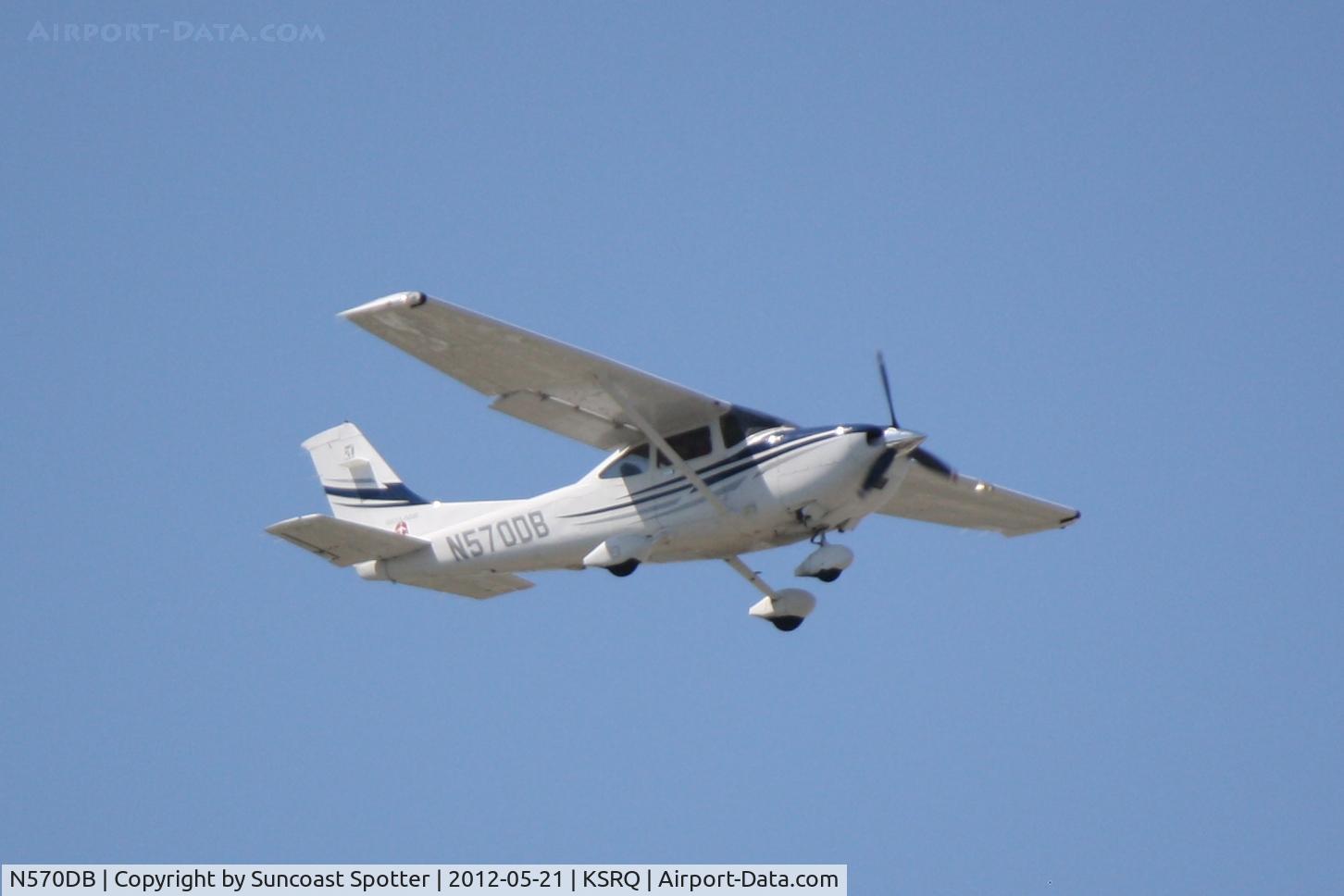 N570DB, 2005 Cessna 182T Skylane C/N 18281570, Cessna Skylane on approach to Runway 32 at Sarasota-Bradenton International Airport