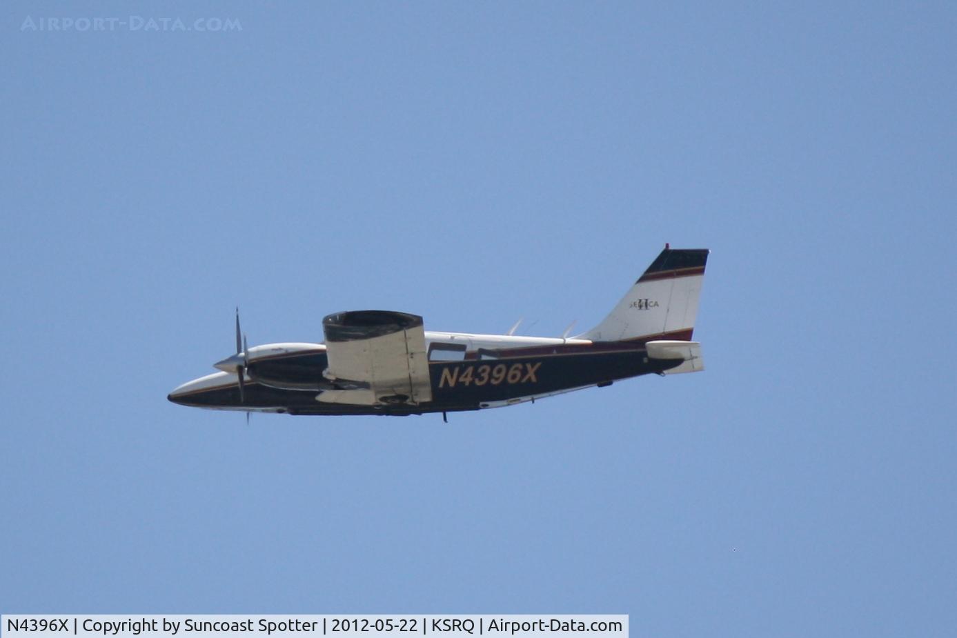 N4396X, 1975 Piper PA-34-200T C/N 34-7670038, Piper Seneca on a low approach to Runway 32 at Sarasota-Bradenton International Airport