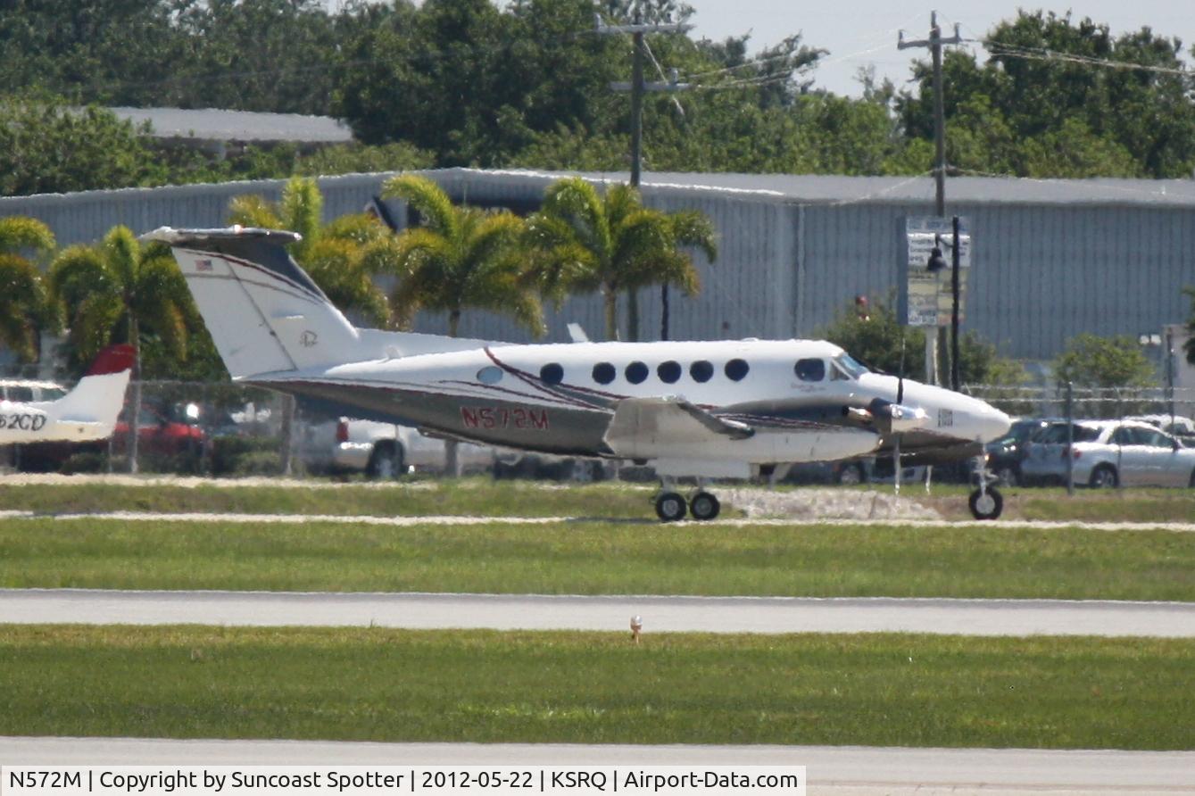 N572M, 1978 Beech 200 Super King Air C/N BB-398, Beech Super King Air 200 () taxis for departure at Sarasota-Bradenton International Airport