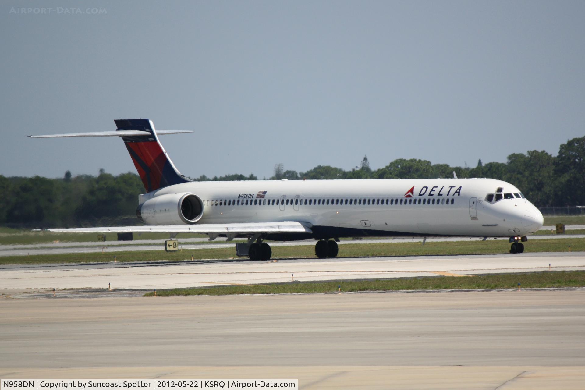 N958DN, McDonnell Douglas MD-90-30 C/N 53528, Delta Flight 2298 taxis for departure at Sarasota-Bradenton International Airport