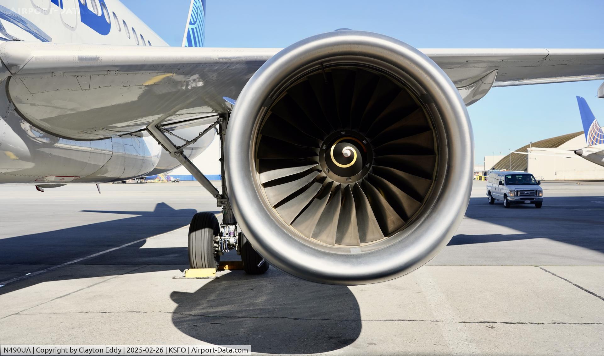 N490UA, 2002 Airbus A320-232 C/N 1728, SFO 2025