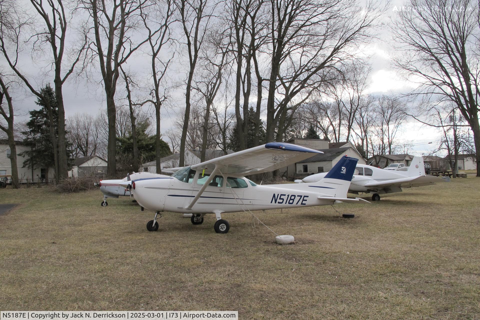 N5187E, 1978 Cessna 172N C/N 17271760, 172 at Moraine