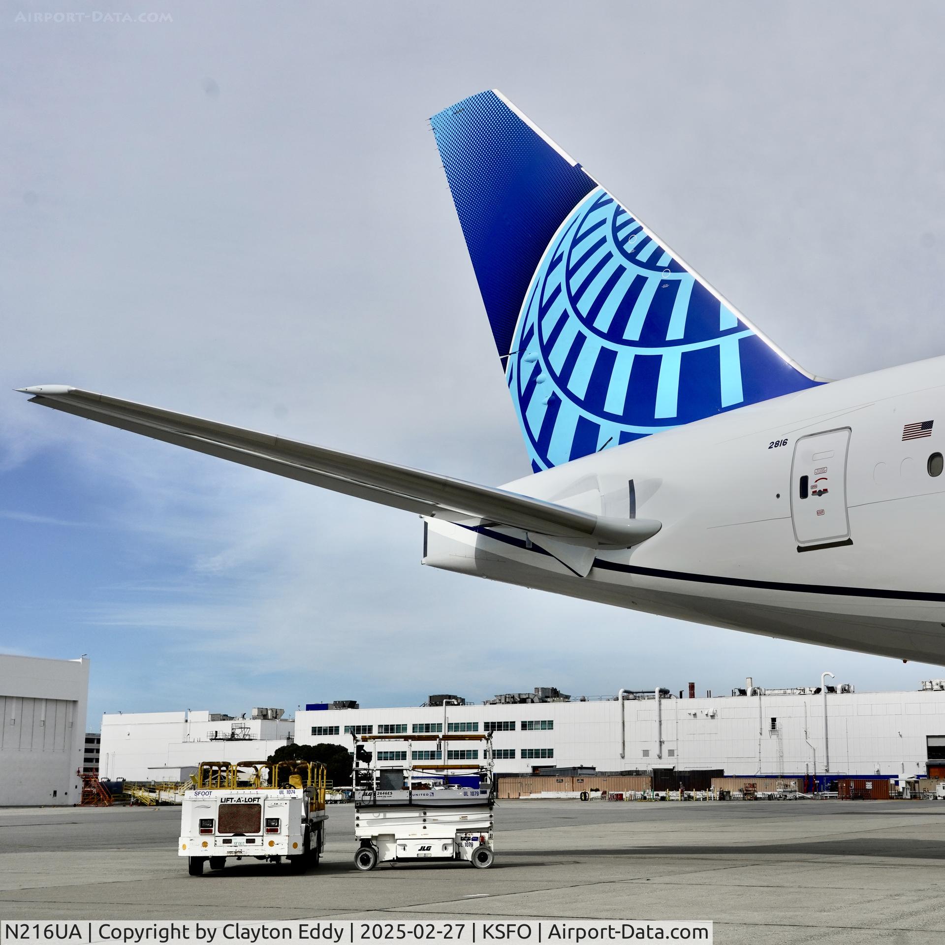 N216UA, 2000 Boeing 777-222 C/N 30549, SFO 2025